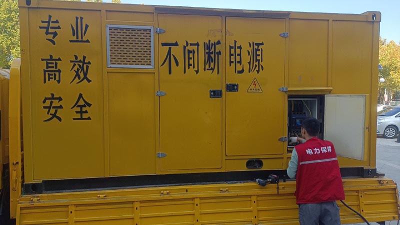 镶黄柴油发电机组和UPS电源配合使用时，如何避免切换过程中的电力中断？